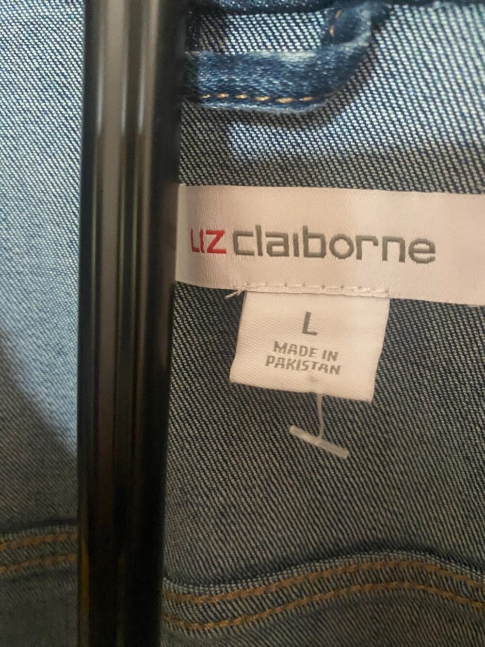 Liz Claiborne women's vintage dark wash blue denim trucker jacket in a size L - Picture 2 of 5